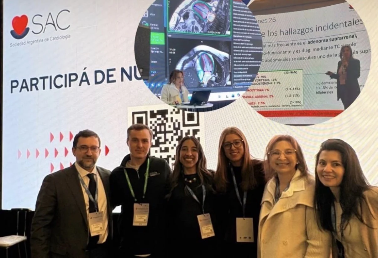 El Dr. Javier López-Opitz junto a colegas en el stand de la SAC en Imágenes 26